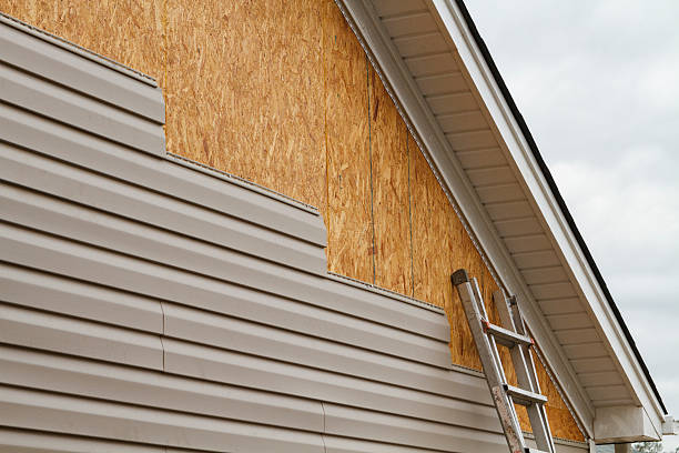 Professional Vinyl Siding technician working in Williamsburg, VA